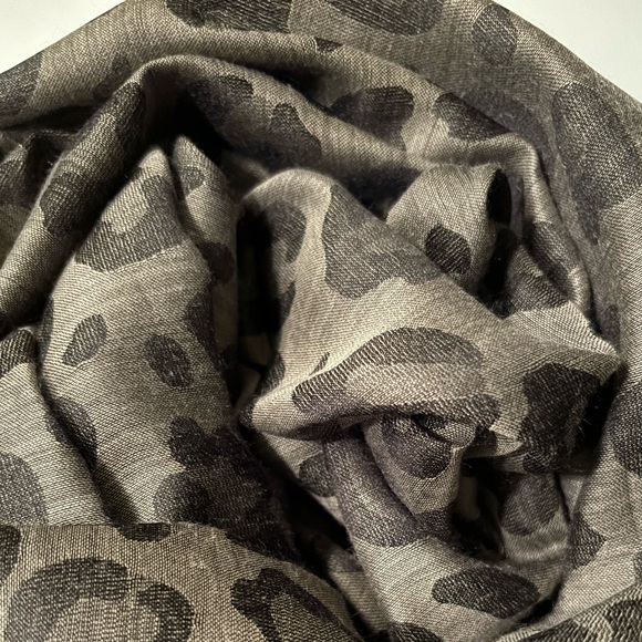 Animal Print Scarf Black Gray - Picture 3 of 5